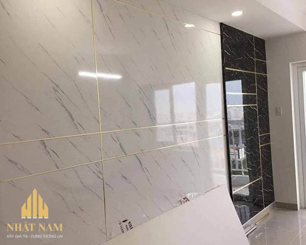 nên ốp tường bằng gạch hay nhựa