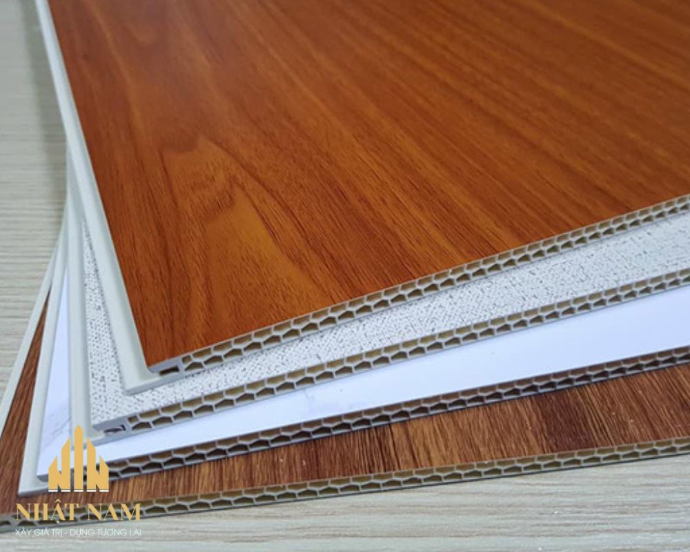 nên ốp tường bằng gạch hay nhựa